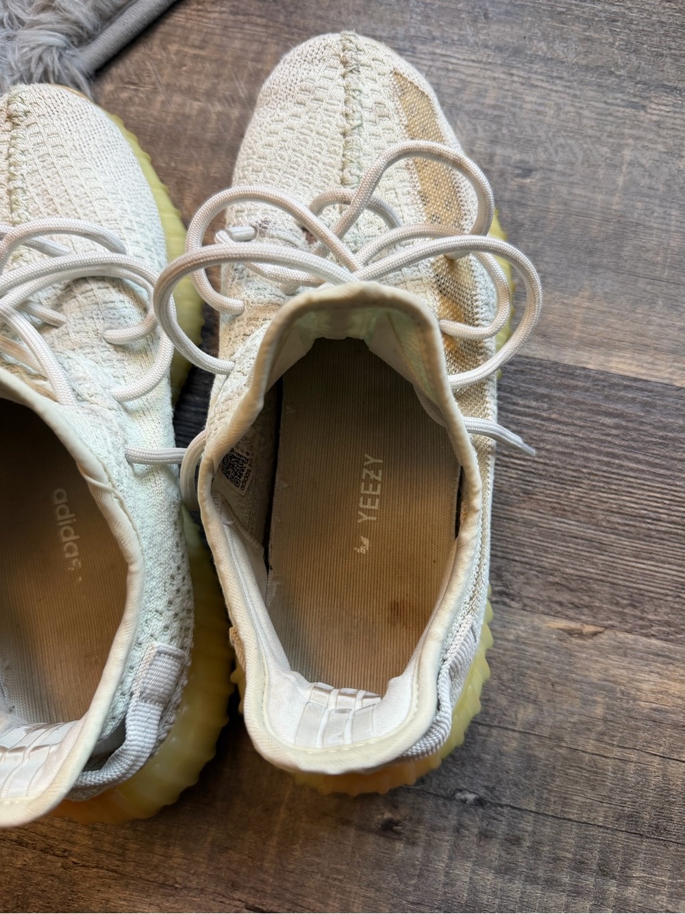 Yeezy 350 - Picture 4 of 6